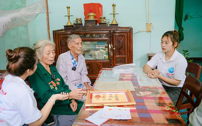 Hình ảnh minh họa bảo vệ trẻ vị thành niên khỏi cờ bạc trực tuyến, với biểu tượng khóa và gia đình.